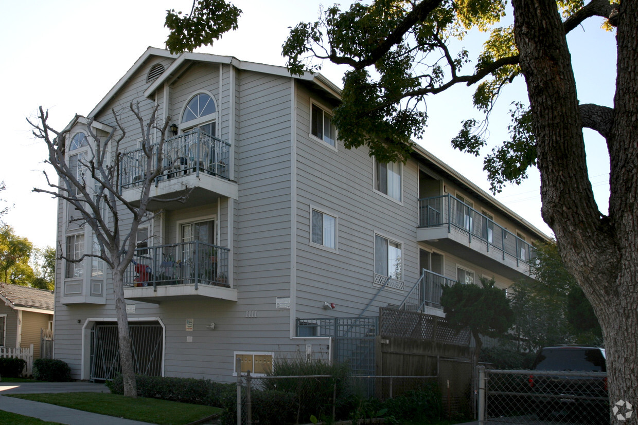 Building Photo - 1111 Gladys Ave