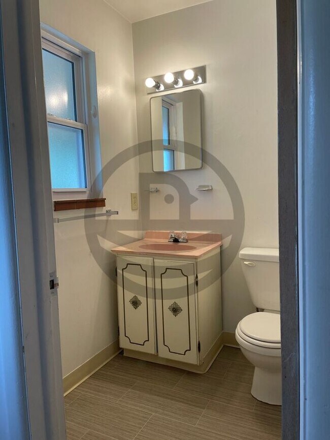 Building Photo - Charming 3-Bedroom Home with Modern Amenit...