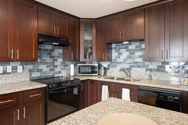 Foto del edificio - Oceanfront 2 bedroom condo available, full...