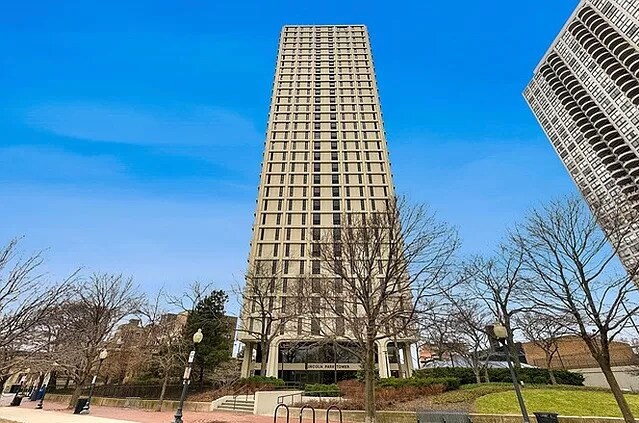 Primary Photo - 1960 N Lincoln Park W