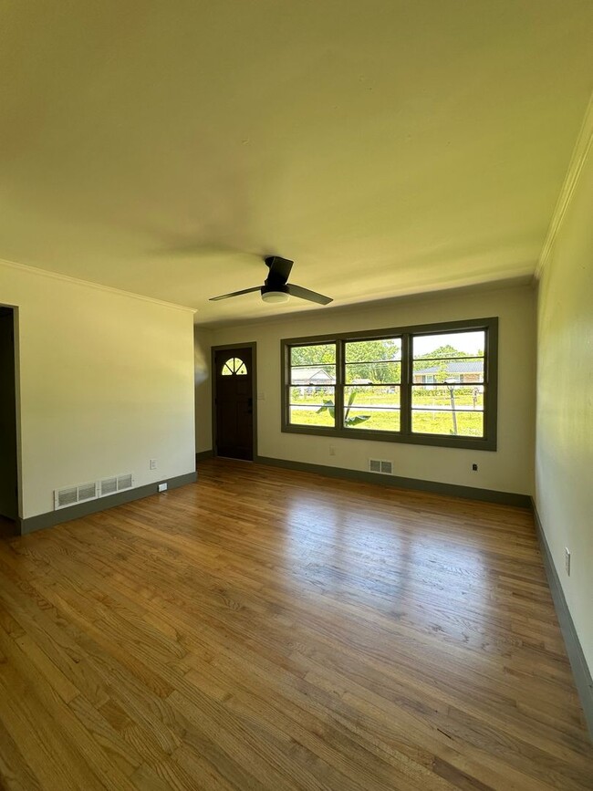 Foto del edificio - Updated 3 Bedroom House on the Eastside
