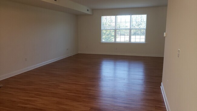 Building Photo - 702 Pony Ln