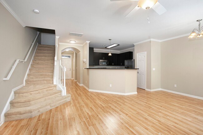Foto del edificio - Gorgeous 2 Bedroom Townhome In Great West ...