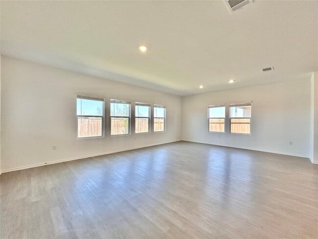 Building Photo - 519 Vantage Dr