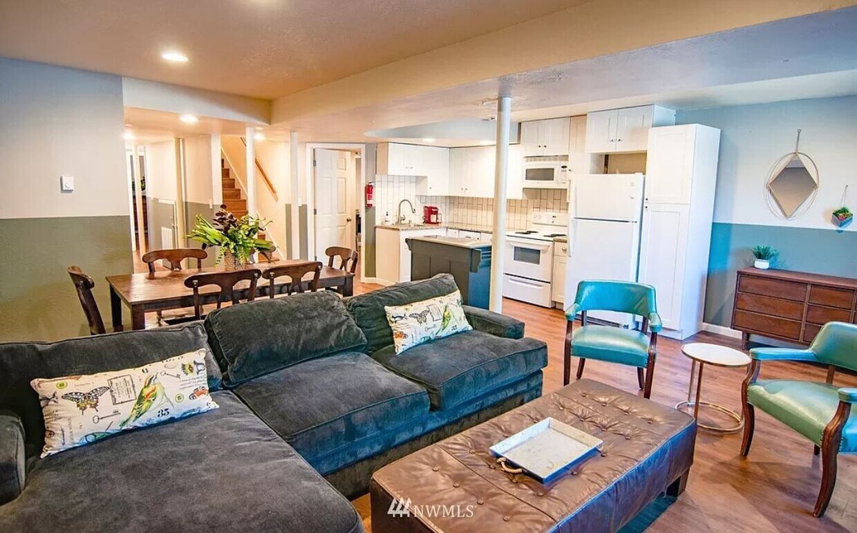 Living Room (not furnished) - 113 Regents Blvd