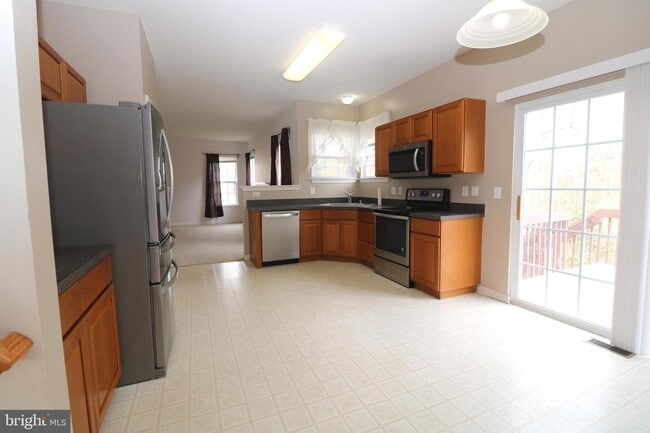 Building Photo - 47 Riverside Rd