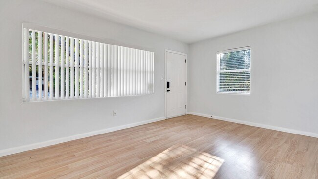 Building Photo - Charming 3BD/1BA Duplex Style Home in Clea...