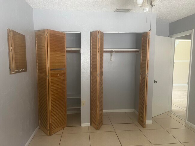 Foto del edificio - 2073 E Bond Dr