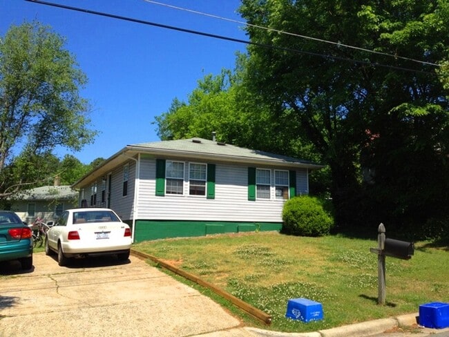 Great location! 4br house w/ parking, larg... - Great location! 4br house w/ parking, larg...