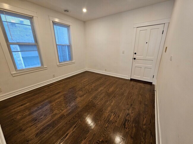 Foto del edificio - 2541 N Southport Ave