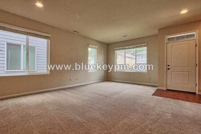 Foto del edificio - 3 Bed, 2.5 Bath Townhome with Upstairs Office or Tech Room