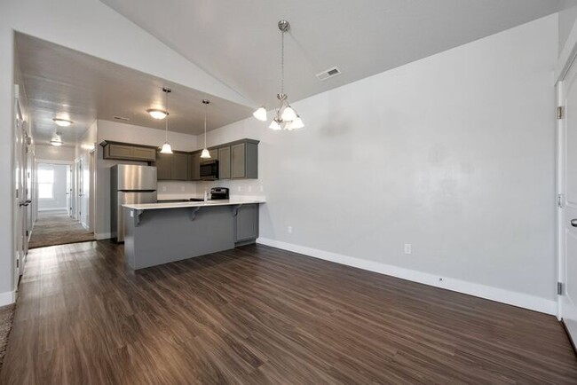 Building Photo - LIKE NEW TOP FLOOR HERRIMAN CONDO - AVAILA...