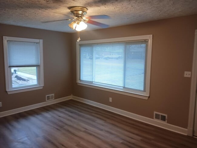 Building Photo - One Bedroom, one bath, brick home!