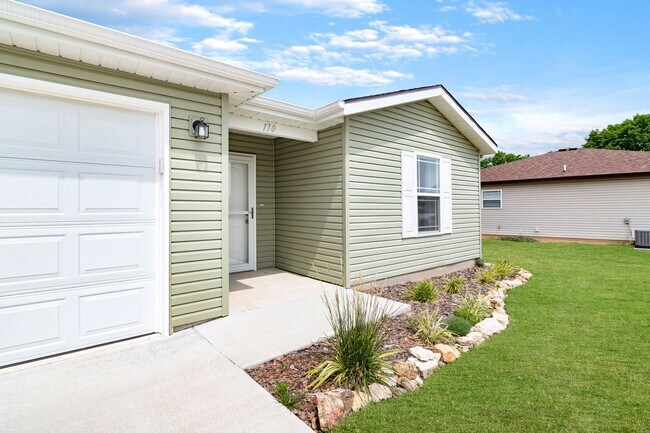 Foto del edificio - 3 bedroom 2 bath 2 Car Garage with fenced yard  for rent, Hollister, MO