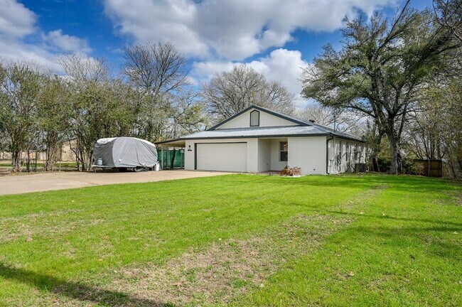 Building Photo - 5901 Lakeside Trail