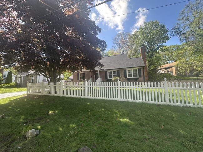 Building Photo - 611 Woodside Ave