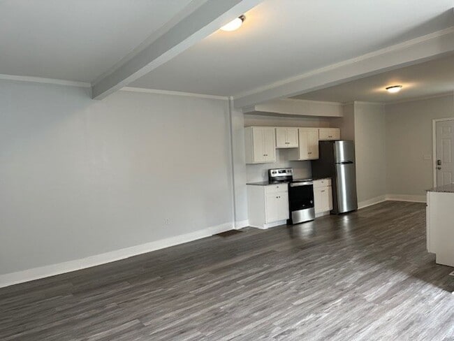 Building Photo - Renovated 1st Floor 2 Bedroom 1 Bathroom A...