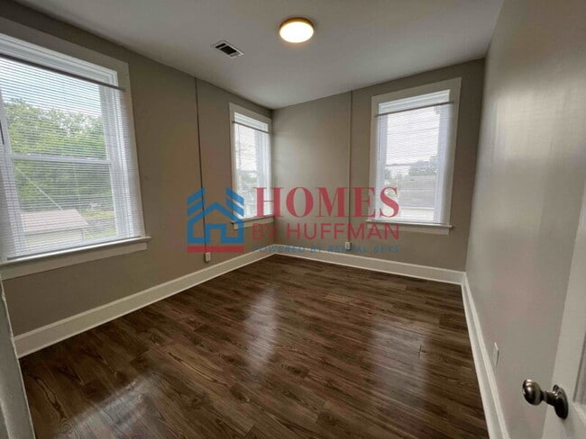 Building Photo - One Bedroom Apartment | Upstairs
