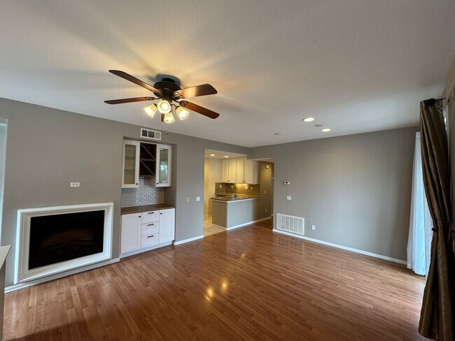 Foto del edificio - Sleek 3-Bed + Flex Corner Condo with Attached Tandem Garage