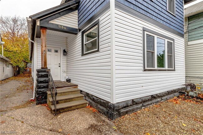 Building Photo - 908 Fruit Ave