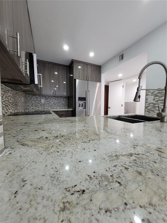 Foto del edificio - 7101 Byron Ave