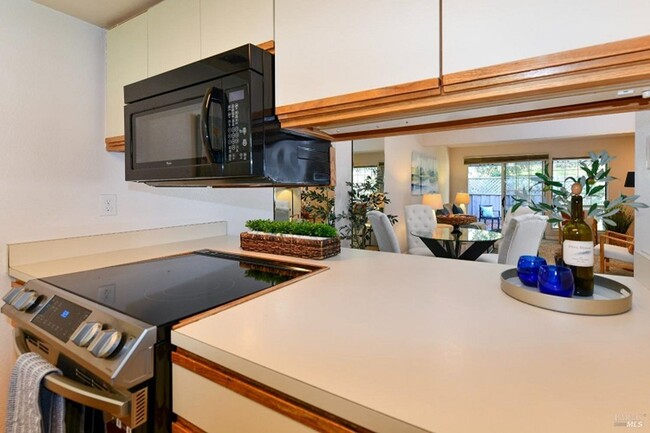 Building Photo - Beautiful Two Bedroom Yountille Condo