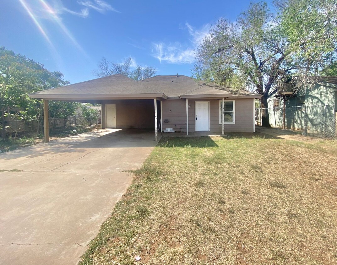 Primary Photo - 3 bedroom near I-27 now available.
