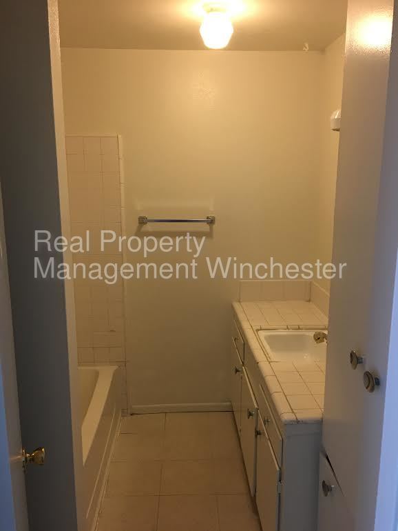 Foto del edificio - 2307 Skylark Dr