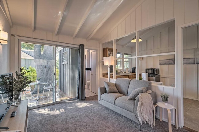 Building Photo - 2933 La Combadura Rd