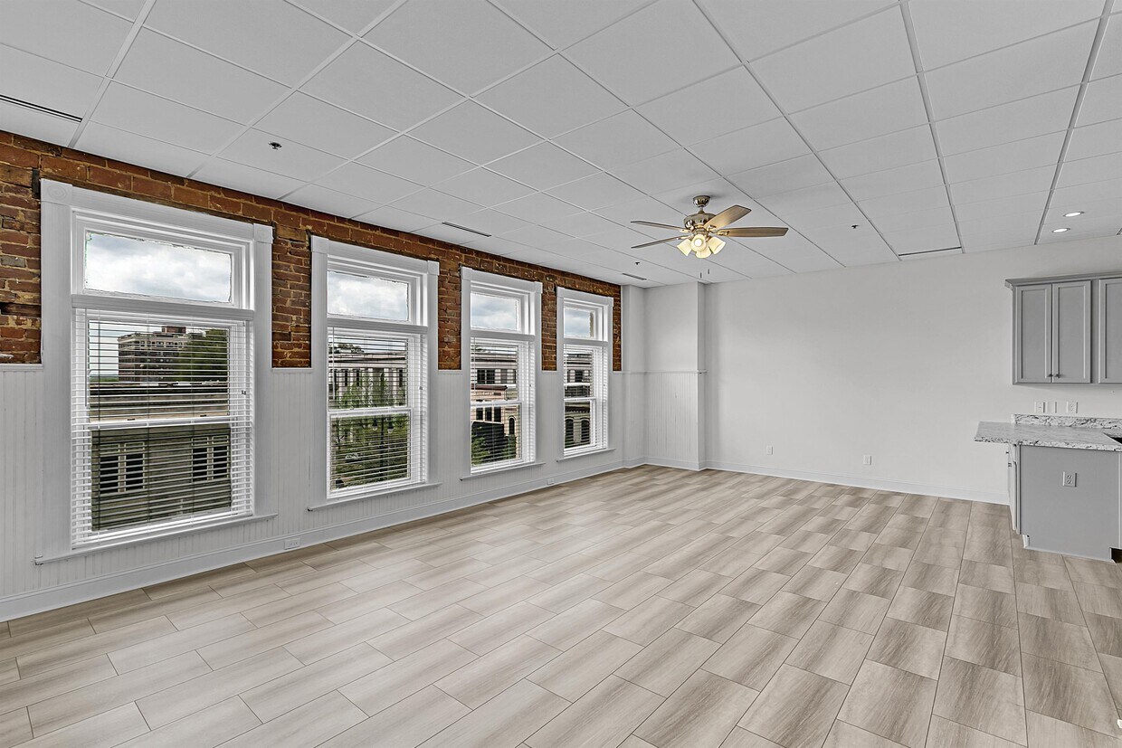 Foto principal - 201 E Lafayette St