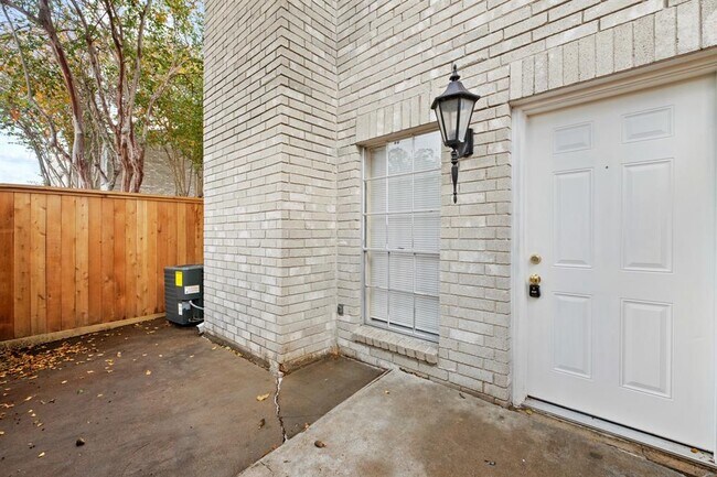 Building Photo - 4001 Tanglewilde St