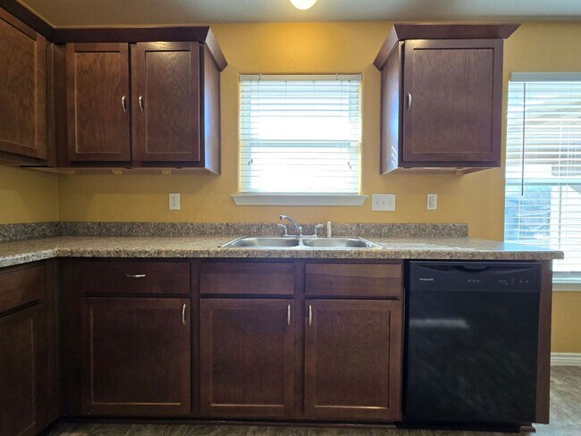 Foto del edificio - RENT SPECIAL - AVAILABLE NOW!