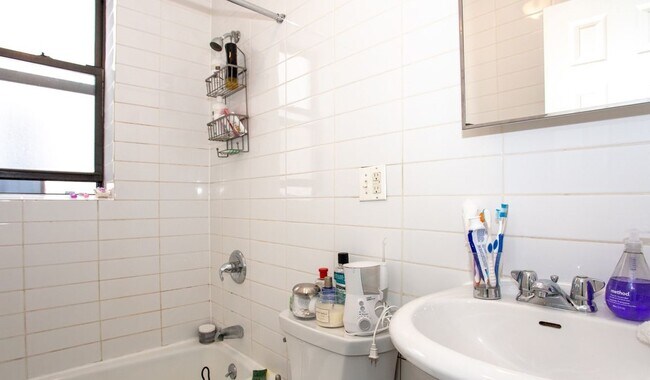 Foto del edificio - 596 E 22nd St