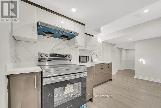 Building Photo - 3 Crossmore Cres