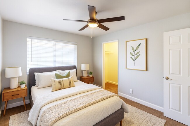 Foto del edificio - Whitman Villa Townhomes