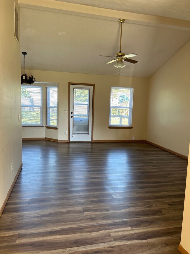 Building Photo - Hey Nixa! 3 Bed 2 bath ready for you!