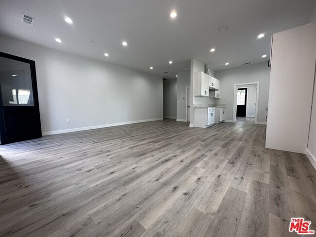 Building Photo - 6829 Bellaire Ave