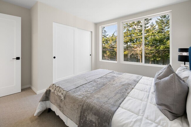 Foto del edificio - Modern Townhome in Licton Springs – Rooftop Deck & Stylish Living!