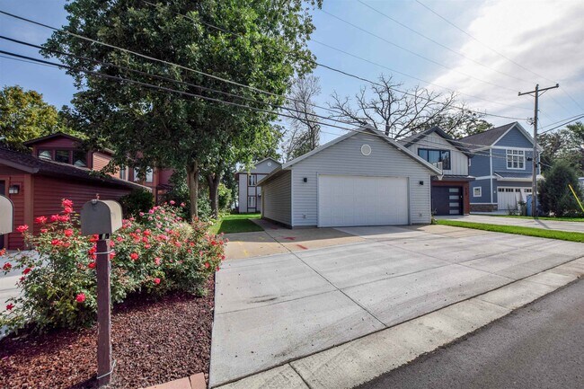 Foto del edificio - 2159 Middleton Beach Rd