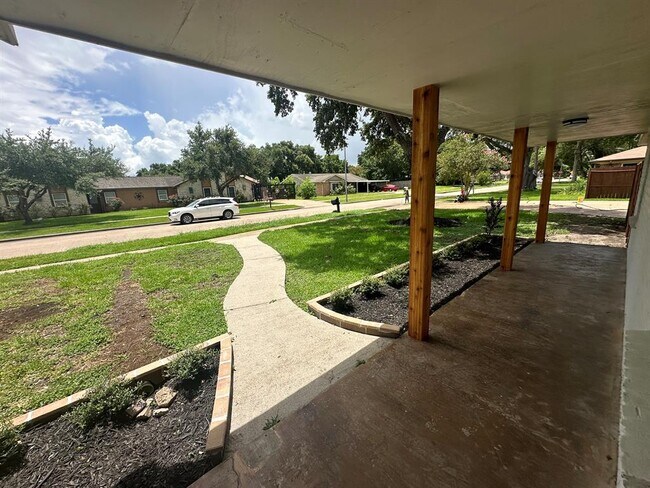 Foto del edificio - 13614 Oakwood Ln