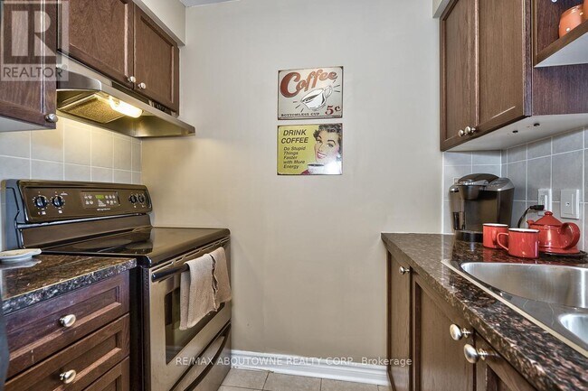 Photo du bâtiment - 2325 Central Park Dr