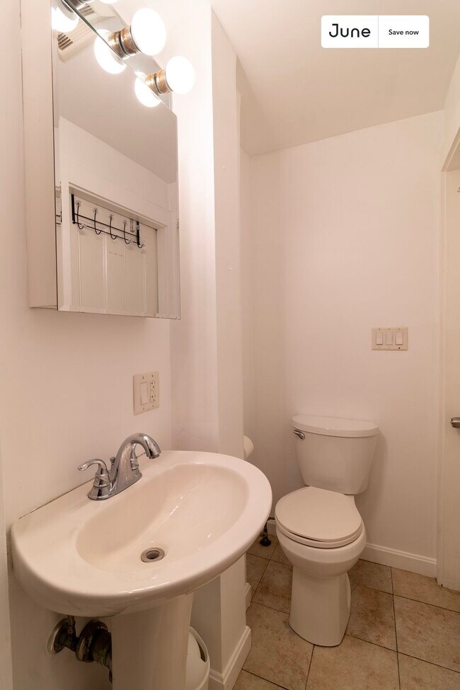 Building Photo - 6 7th St