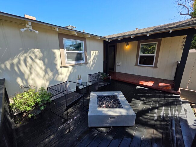 Relajarse - 4649 W Point Loma Blvd