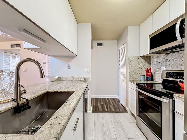 Foto del edificio - 18296 Mediterranean Blvd