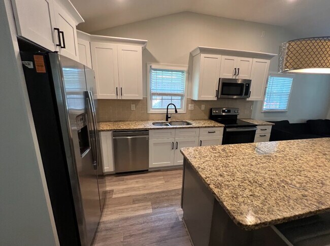 Foto del edificio - Room in House on Cedar Ave NW