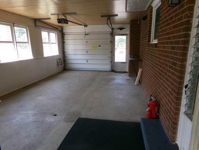 Building Photo - 2052 Miller Rd