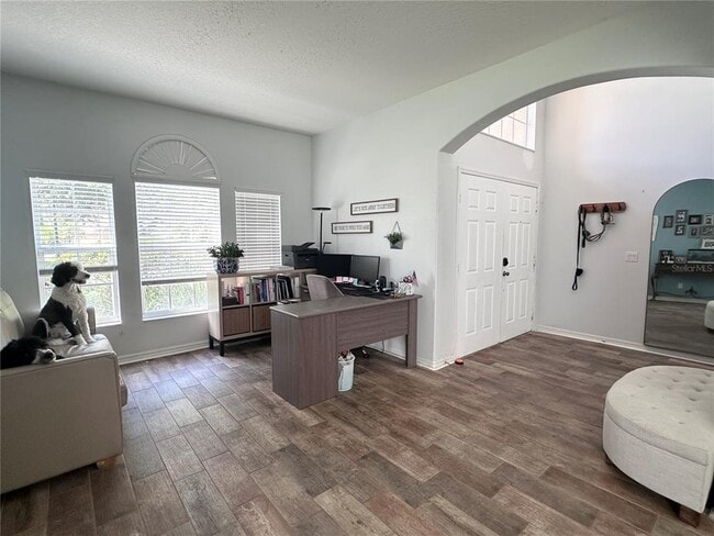 Foto del edificio - 902 Lost Grove Cir