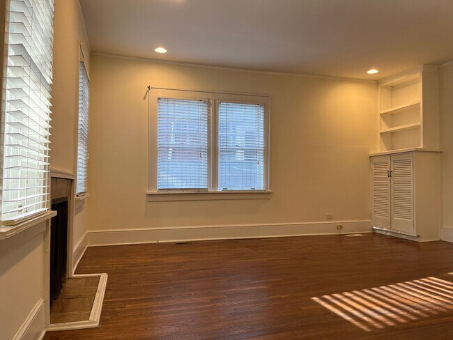 Building Photo - Very Spacious 2/2.5 Condo w/ Off-Street Pa...