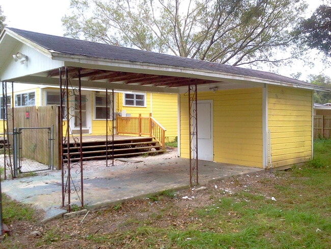 Building Photo - Awesome 2BR/1BA w/Open Floor Plan, Deck, L...
