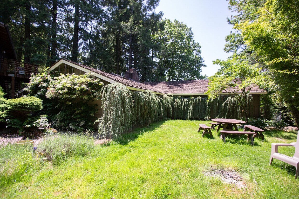 Foto principal - Mid Century 3 Bedroom Home Available Now i...